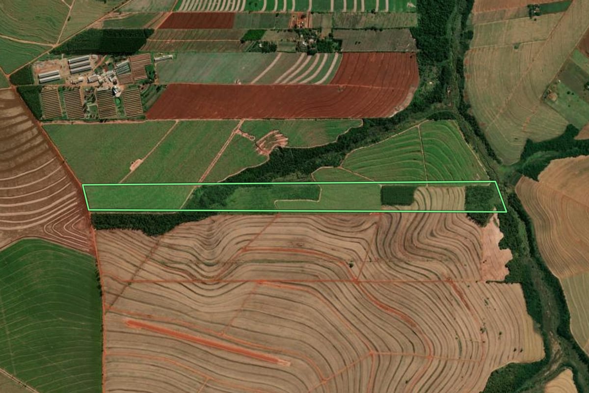 Imagem de satélite do imóvel rural em Cruzeiro do Sul (PR), com o contorno declarado no CAR desenhado por cima.