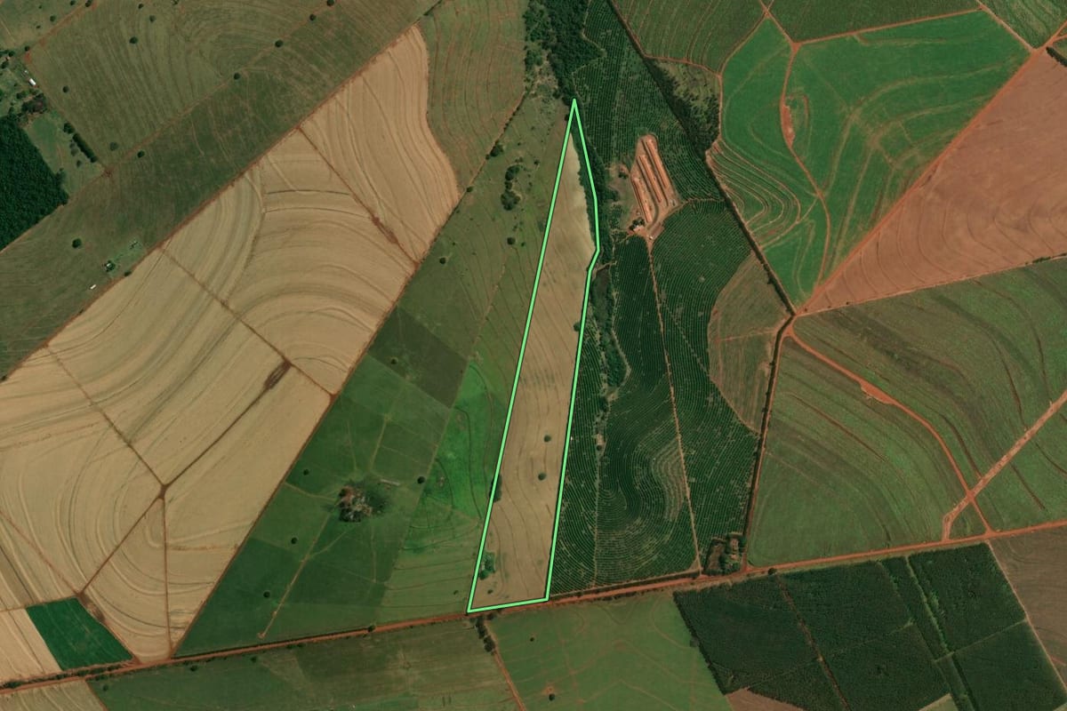 Imagem de satélite do imóvel rural em Cruzeiro do Sul (PR), com o contorno declarado no CAR desenhado por cima.