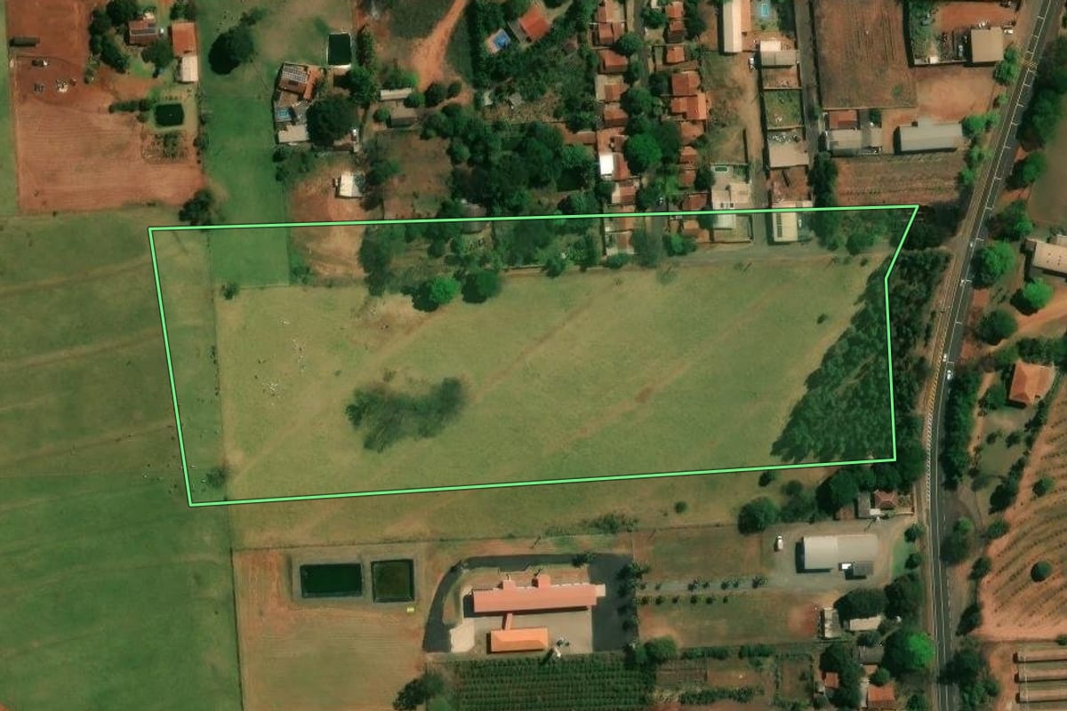 Imagem de satélite do imóvel rural em Cruzeiro do Sul (PR), com o contorno declarado no CAR desenhado por cima.
