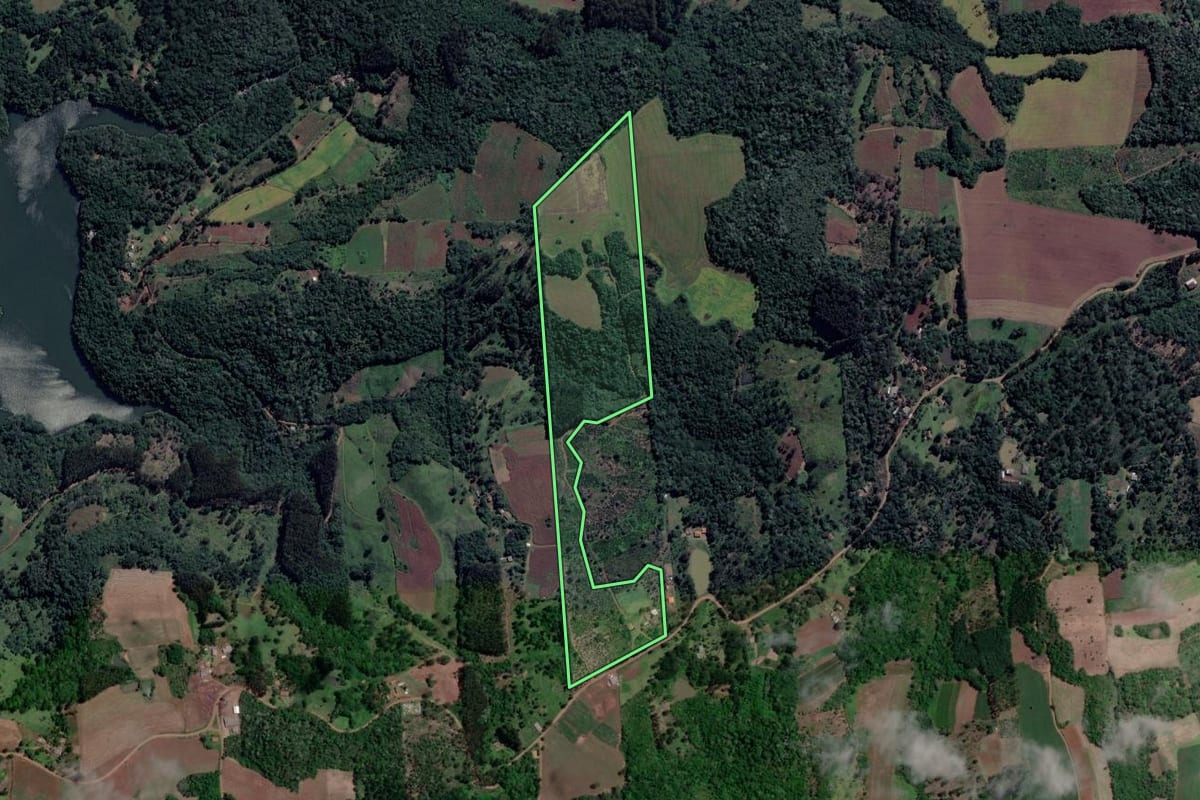 Imagem de satélite do imóvel rural em Cruz Machado (PR), com o contorno declarado no CAR desenhado por cima.