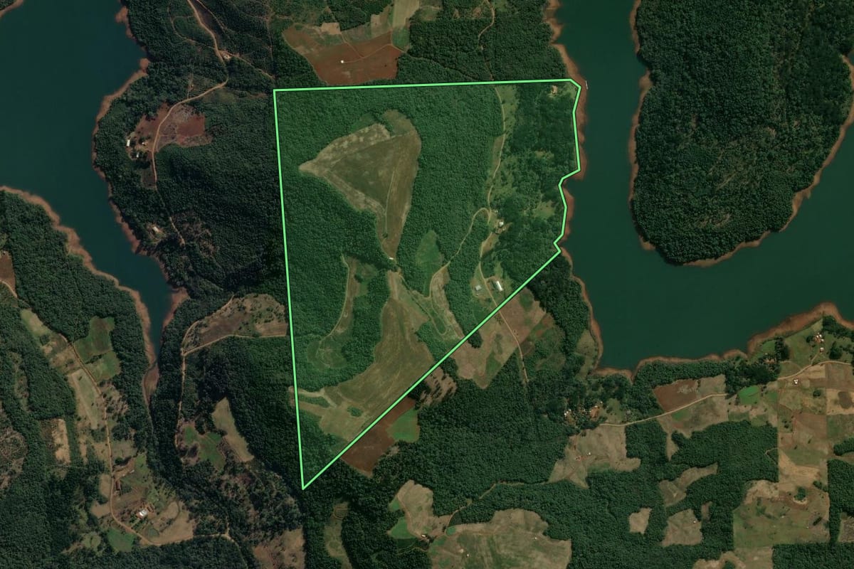 Imagem de satélite do imóvel rural em Cruz Machado (PR), com o contorno declarado no CAR desenhado por cima.