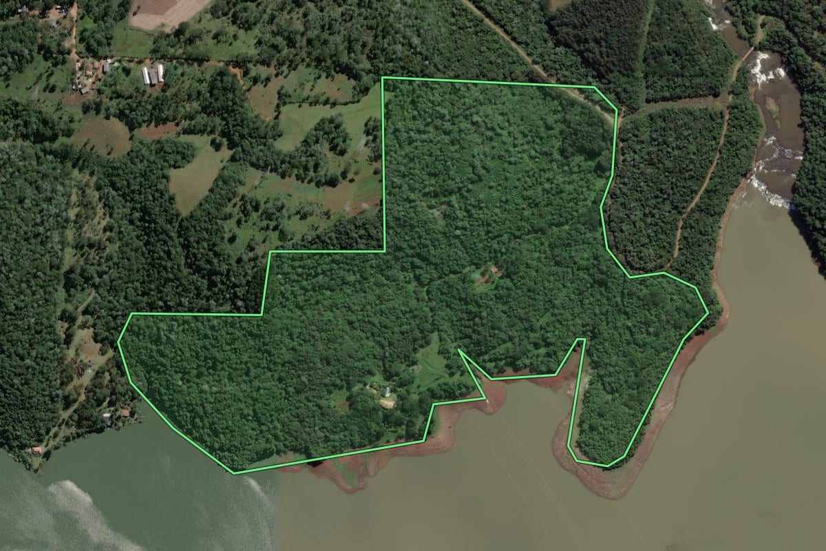 Imagem de satélite do imóvel rural em Cruz Machado (PR), com o contorno declarado no CAR desenhado por cima.
