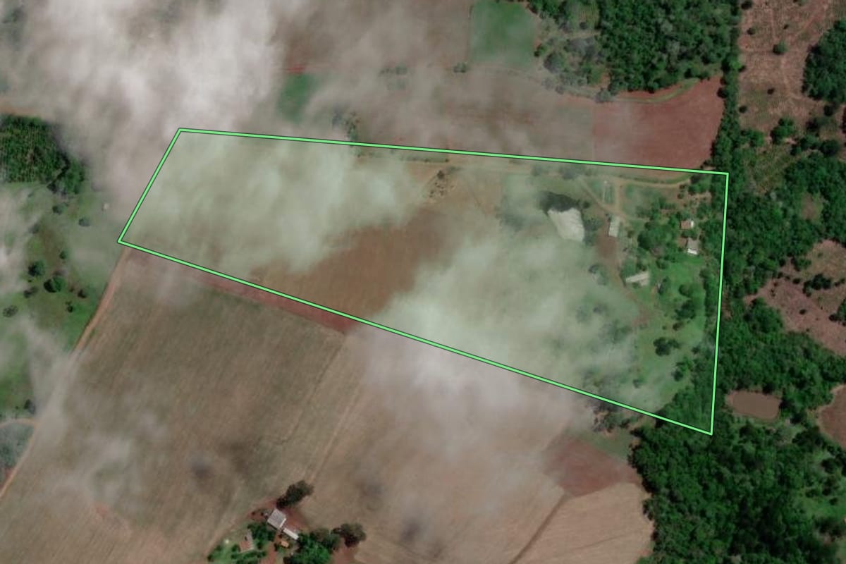 Imagem de satélite do imóvel rural em Cruz Machado (PR), com o contorno declarado no CAR desenhado por cima.