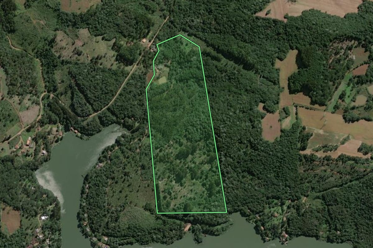Imagem de satélite do imóvel rural em Cruz Machado (PR), com o contorno declarado no CAR desenhado por cima.