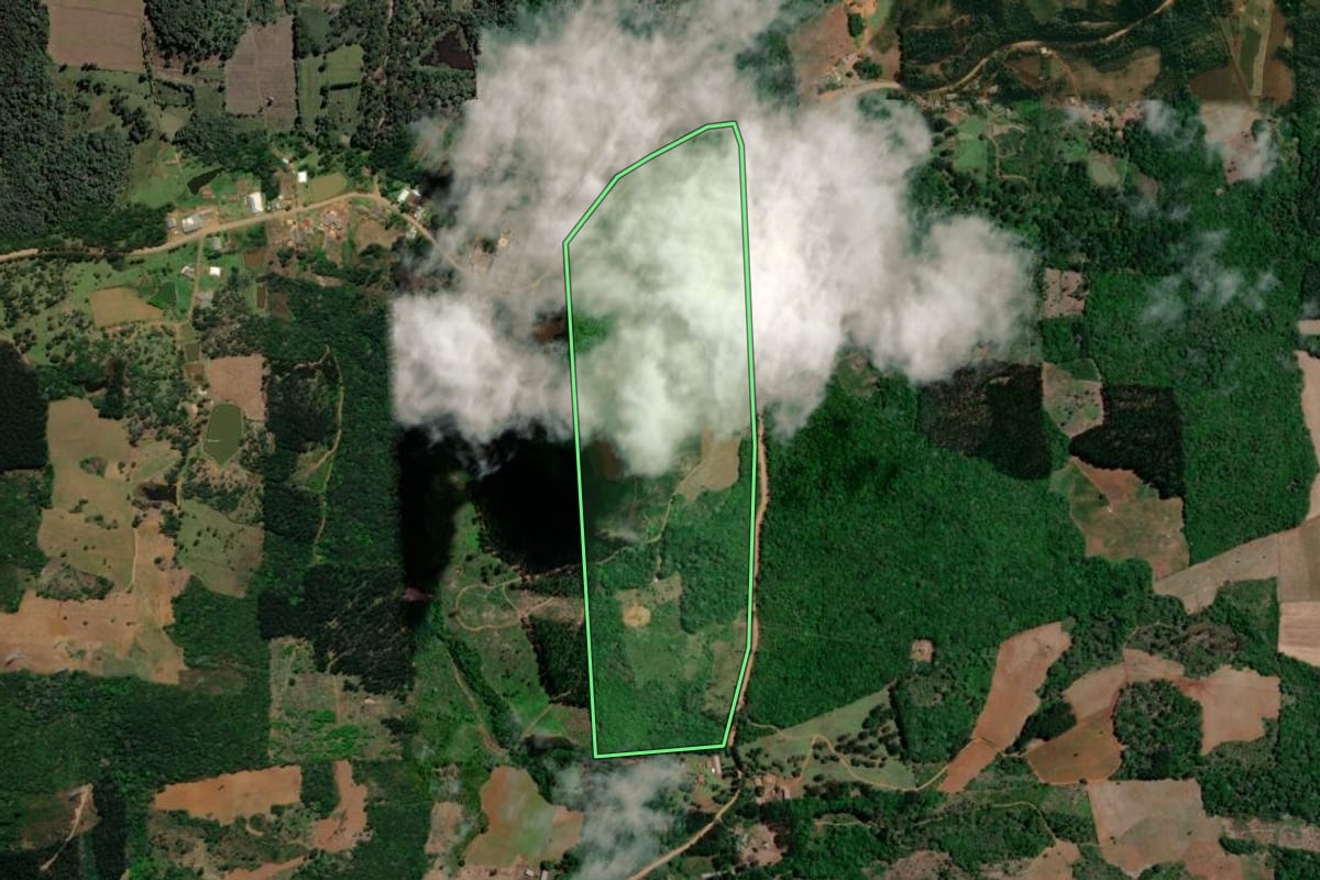 Imagem de satélite do imóvel rural em Cruz Machado (PR), com o contorno declarado no CAR desenhado por cima.