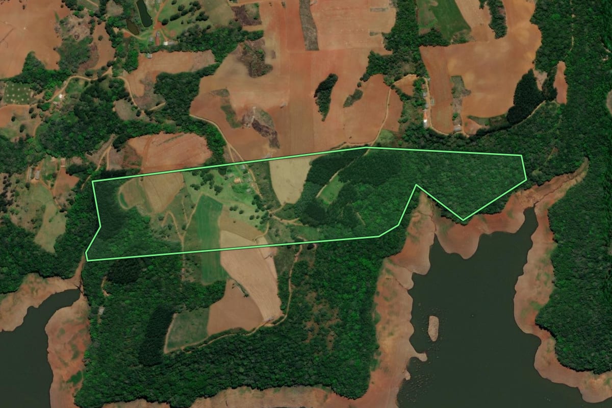 Imagem de satélite do imóvel rural em Cruz Machado (PR), com o contorno declarado no CAR desenhado por cima.