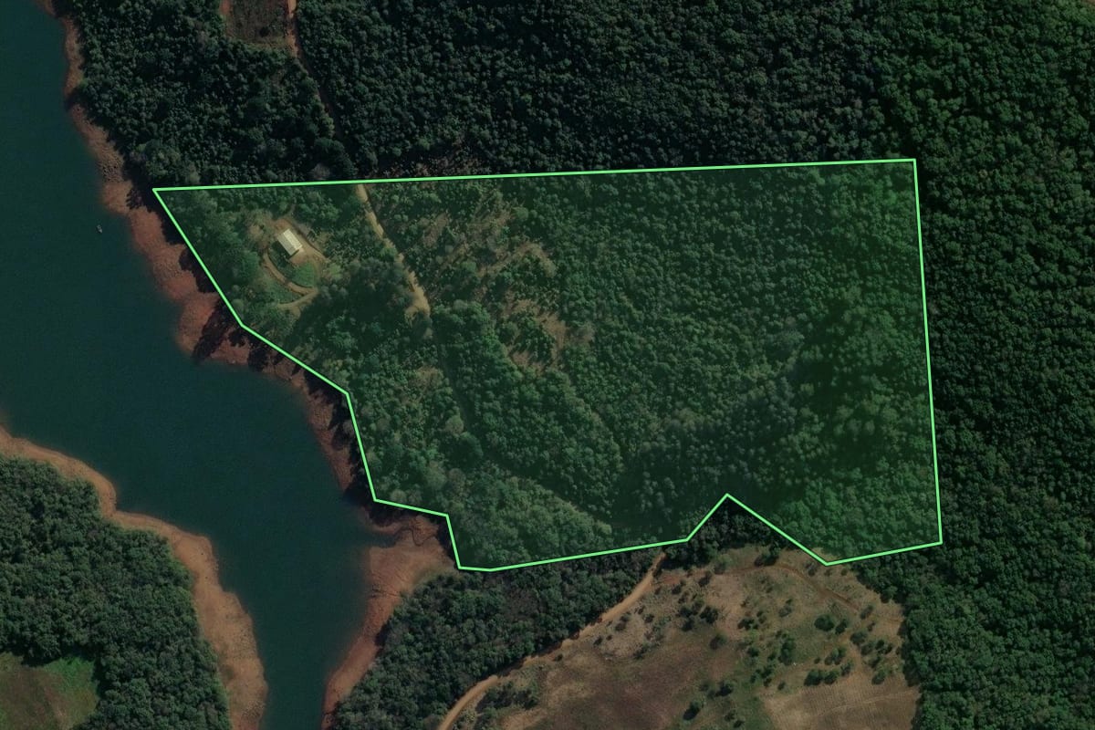 Imagem de satélite do imóvel rural em Cruz Machado (PR), com o contorno declarado no CAR desenhado por cima.