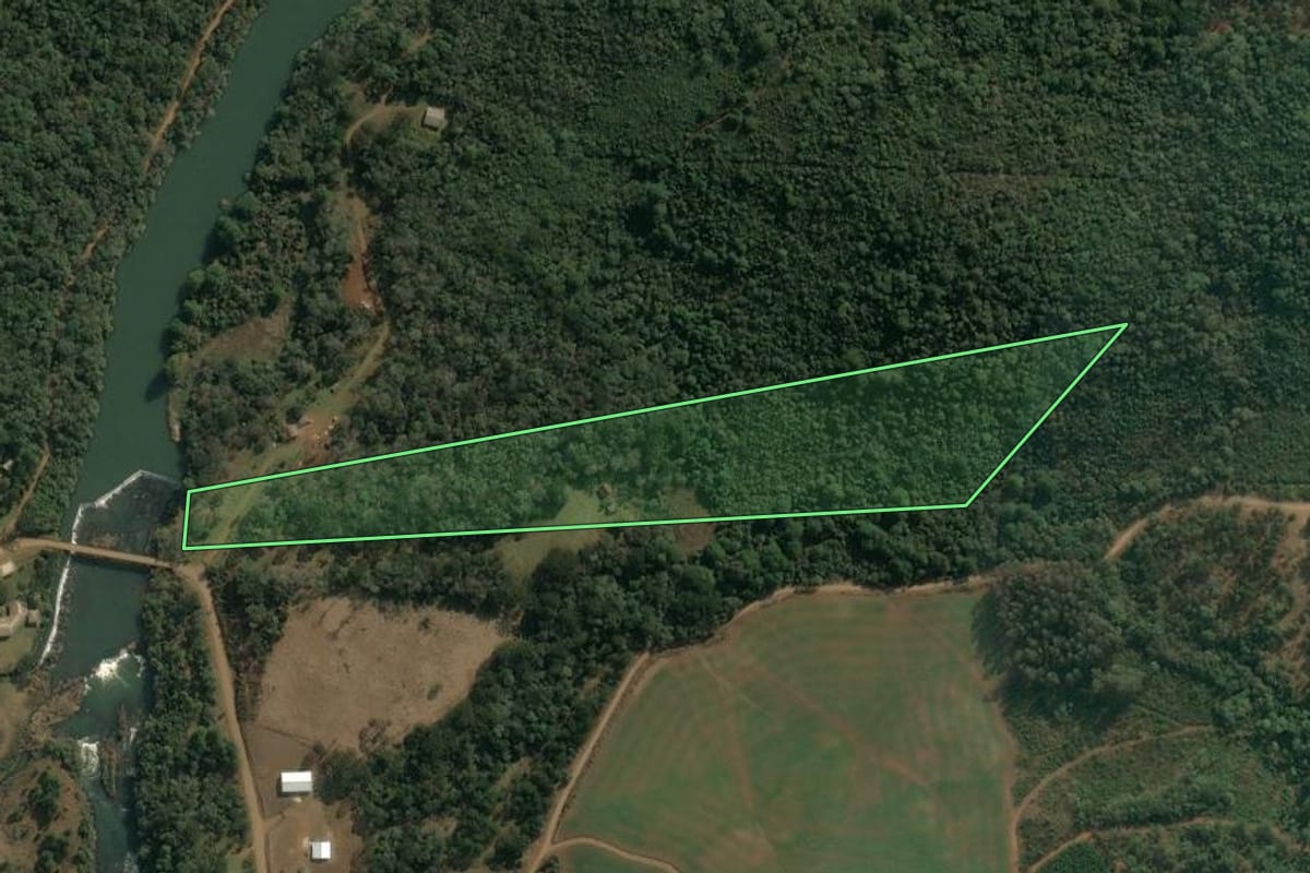 Imagem de satélite do imóvel rural em Cruz Machado (PR), com o contorno declarado no CAR desenhado por cima.