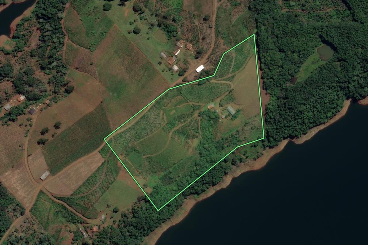 Imagem de satélite do imóvel rural em Cruz Machado (PR), com o contorno declarado no CAR desenhado por cima.