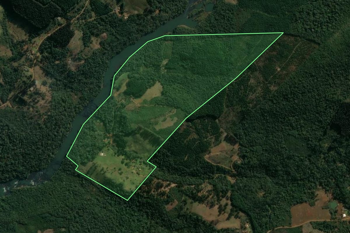 Imagem de satélite do imóvel rural em Cruz Machado (PR), com o contorno declarado no CAR desenhado por cima.