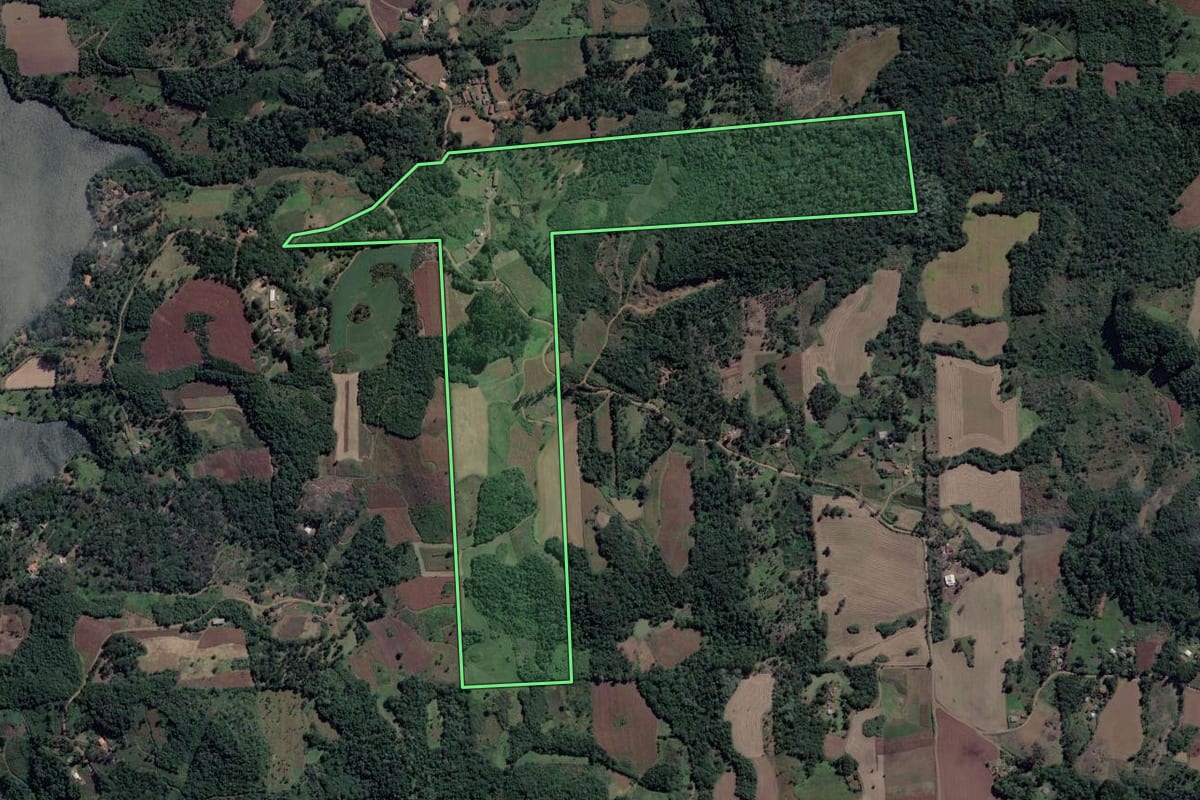 Imagem de satélite do imóvel rural em Cruz Machado (PR), com o contorno declarado no CAR desenhado por cima.