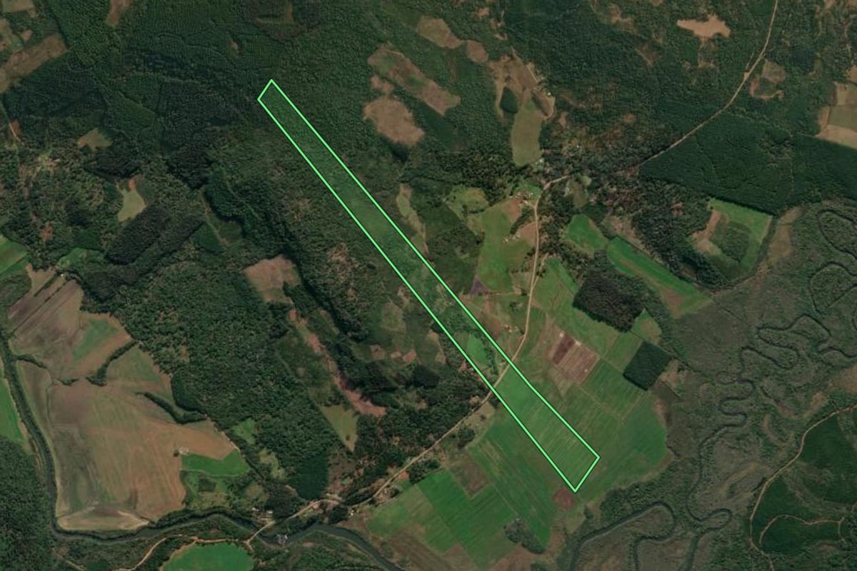 Imagem de satélite do imóvel rural em Cruz Machado (PR), com o contorno declarado no CAR desenhado por cima.