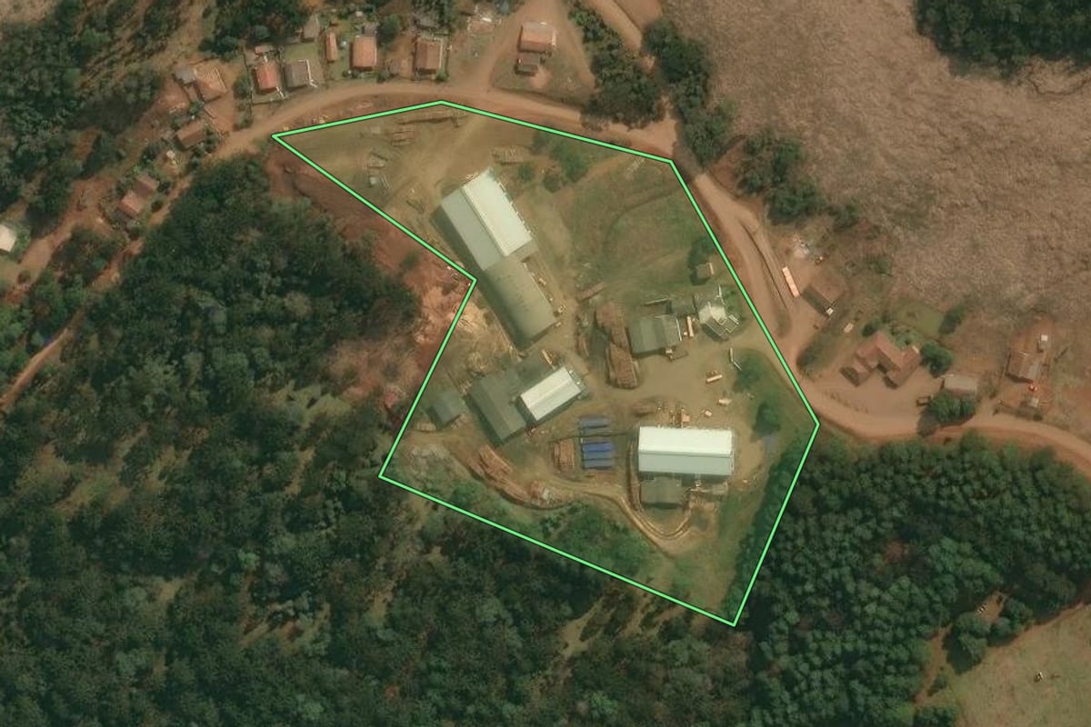 Imagem de satélite do imóvel rural em Cruz Machado (PR), com o contorno declarado no CAR desenhado por cima.