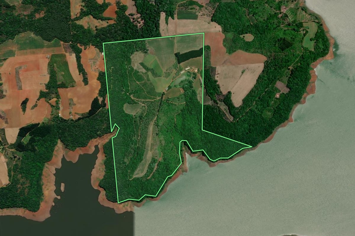 Imagem de satélite do imóvel rural em Cruz Machado (PR), com o contorno declarado no CAR desenhado por cima.