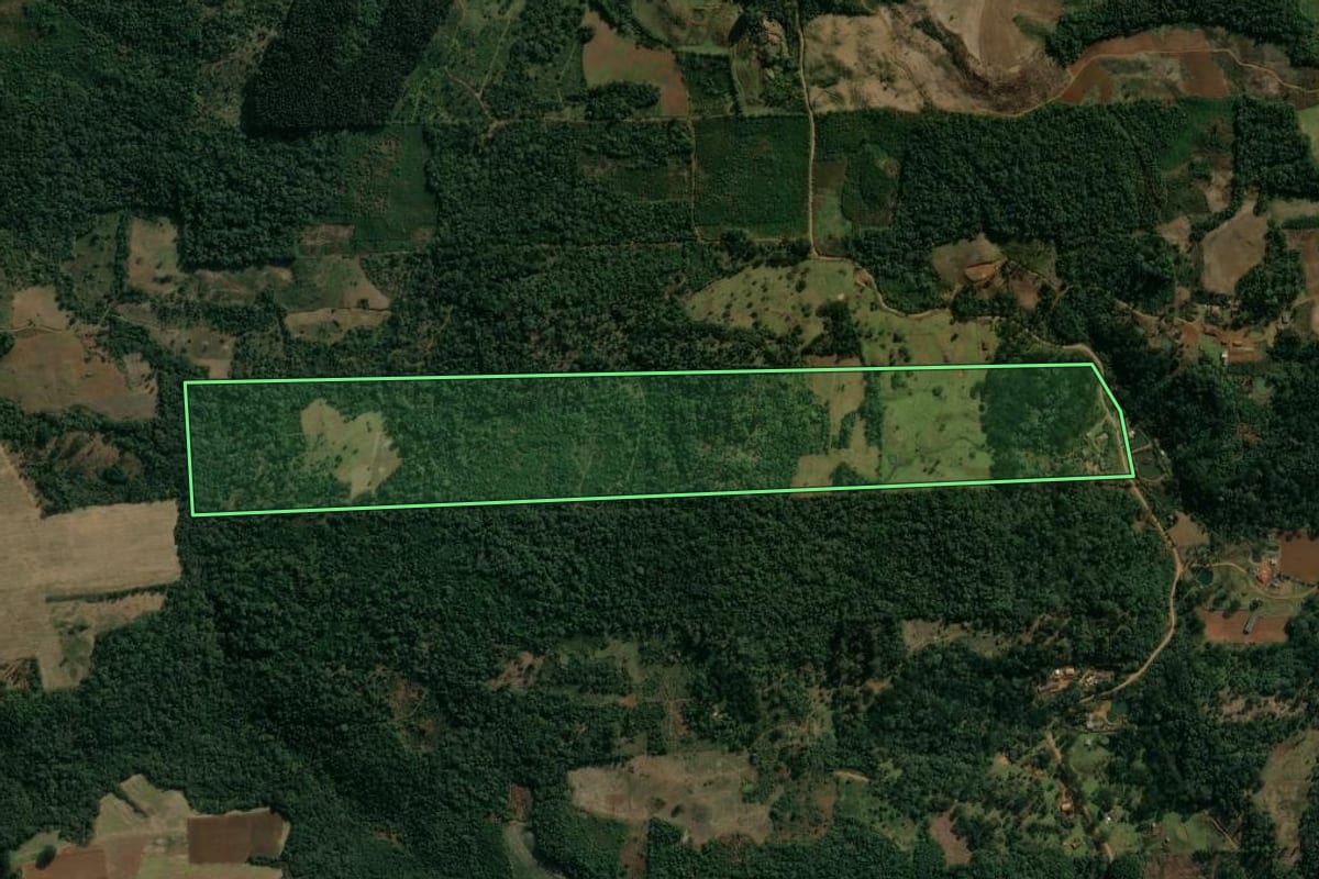 Imagem de satélite do imóvel rural em Cruz Machado (PR), com o contorno declarado no CAR desenhado por cima.