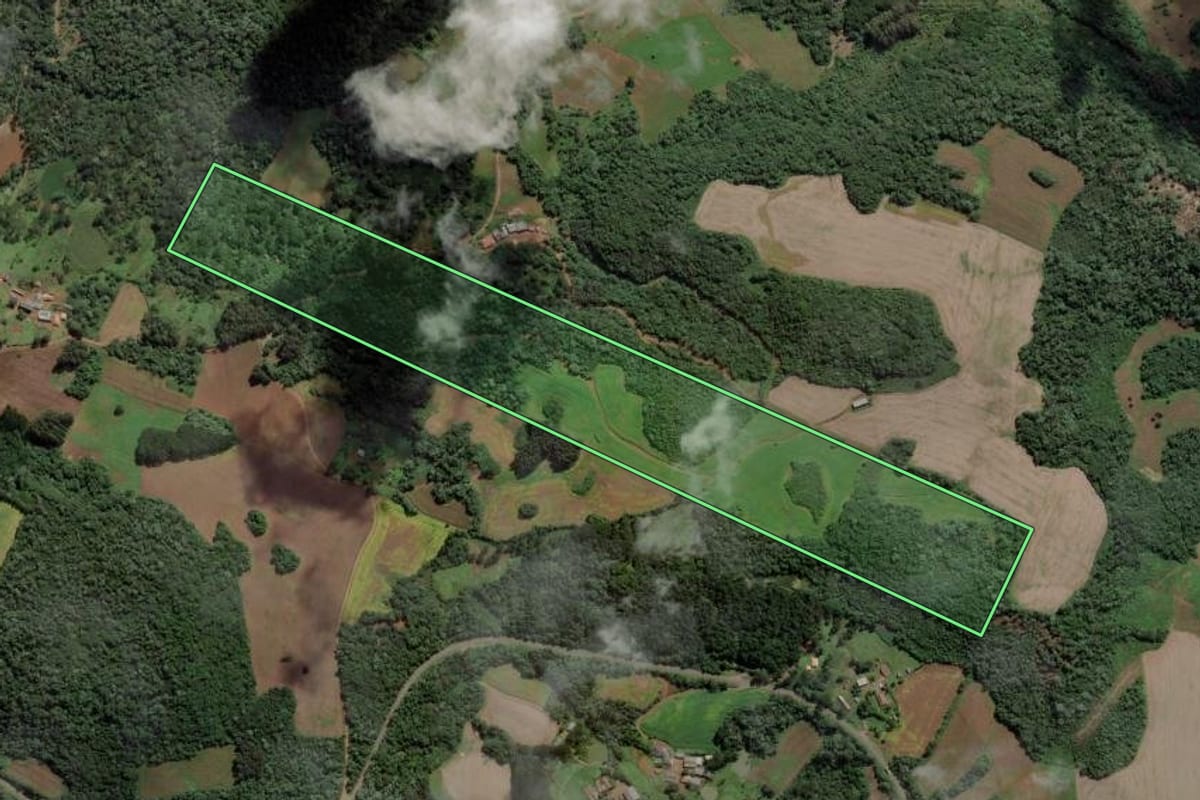 Imagem de satélite do imóvel rural em Cruz Machado (PR), com o contorno declarado no CAR desenhado por cima.