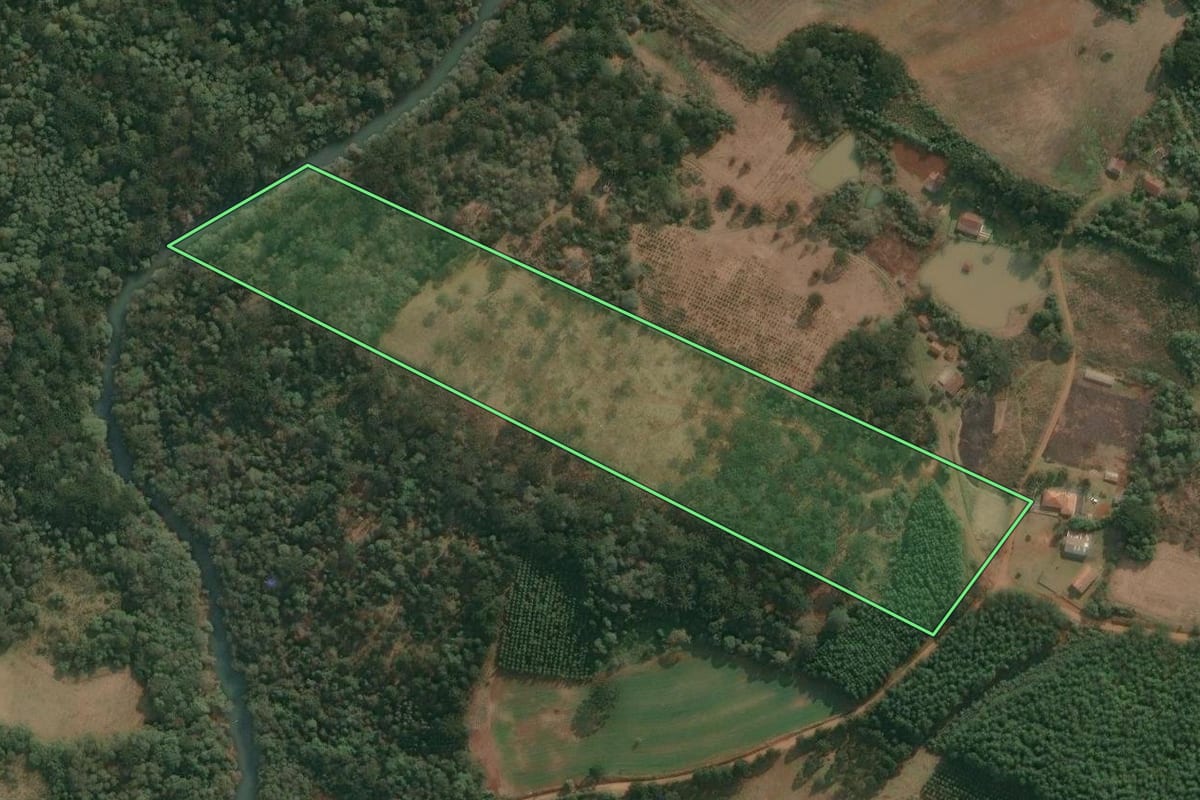 Imagem de satélite do imóvel rural em Cruz Machado (PR), com o contorno declarado no CAR desenhado por cima.