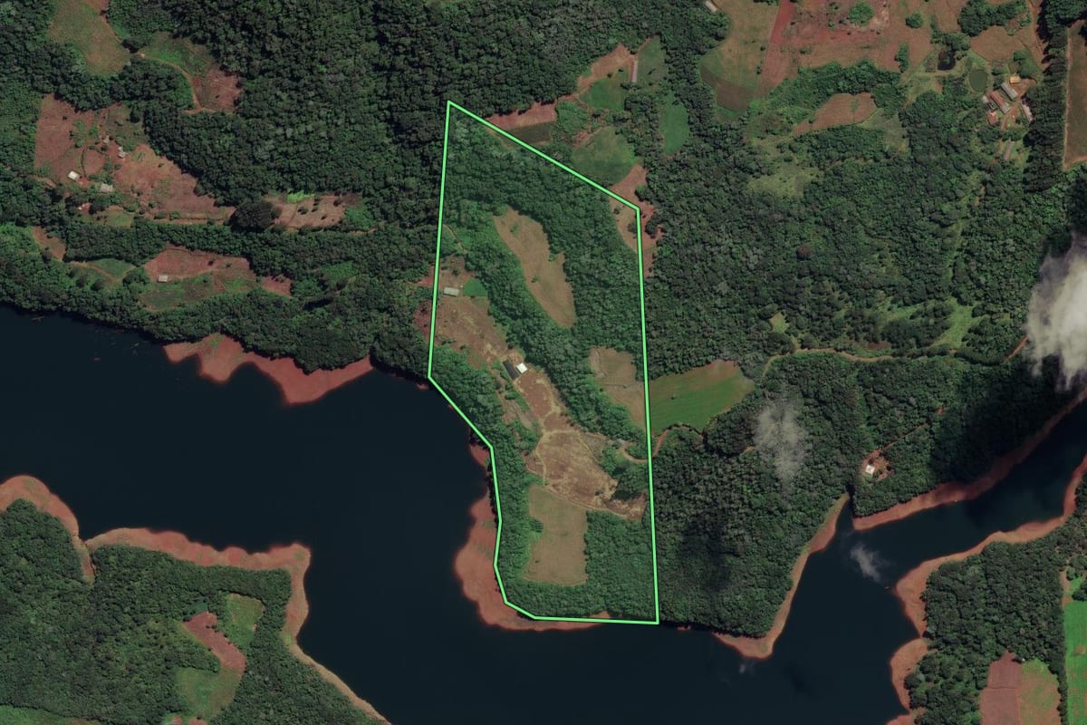 Imagem de satélite do imóvel rural em Cruz Machado (PR), com o contorno declarado no CAR desenhado por cima.