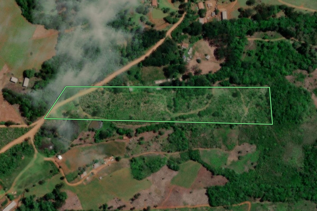 Imagem de satélite do imóvel rural em Cruz Machado (PR), com o contorno declarado no CAR desenhado por cima.