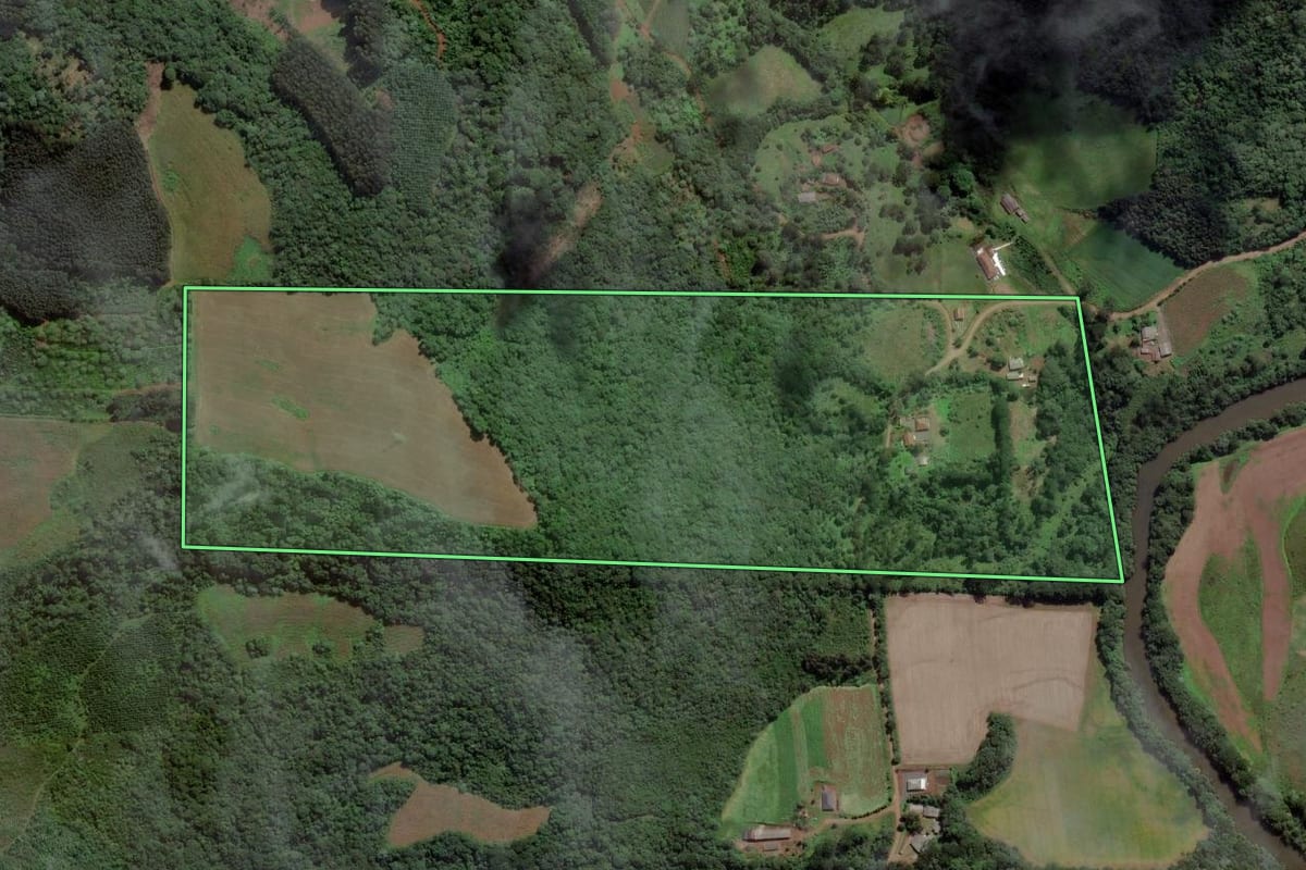 Imagem de satélite do imóvel rural em Cruz Machado (PR), com o contorno declarado no CAR desenhado por cima.