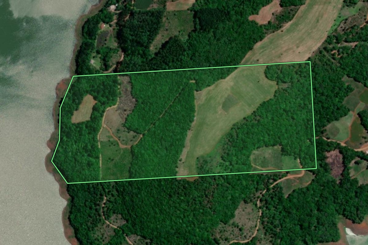 Imagem de satélite do imóvel rural em Cruz Machado (PR), com o contorno declarado no CAR desenhado por cima.