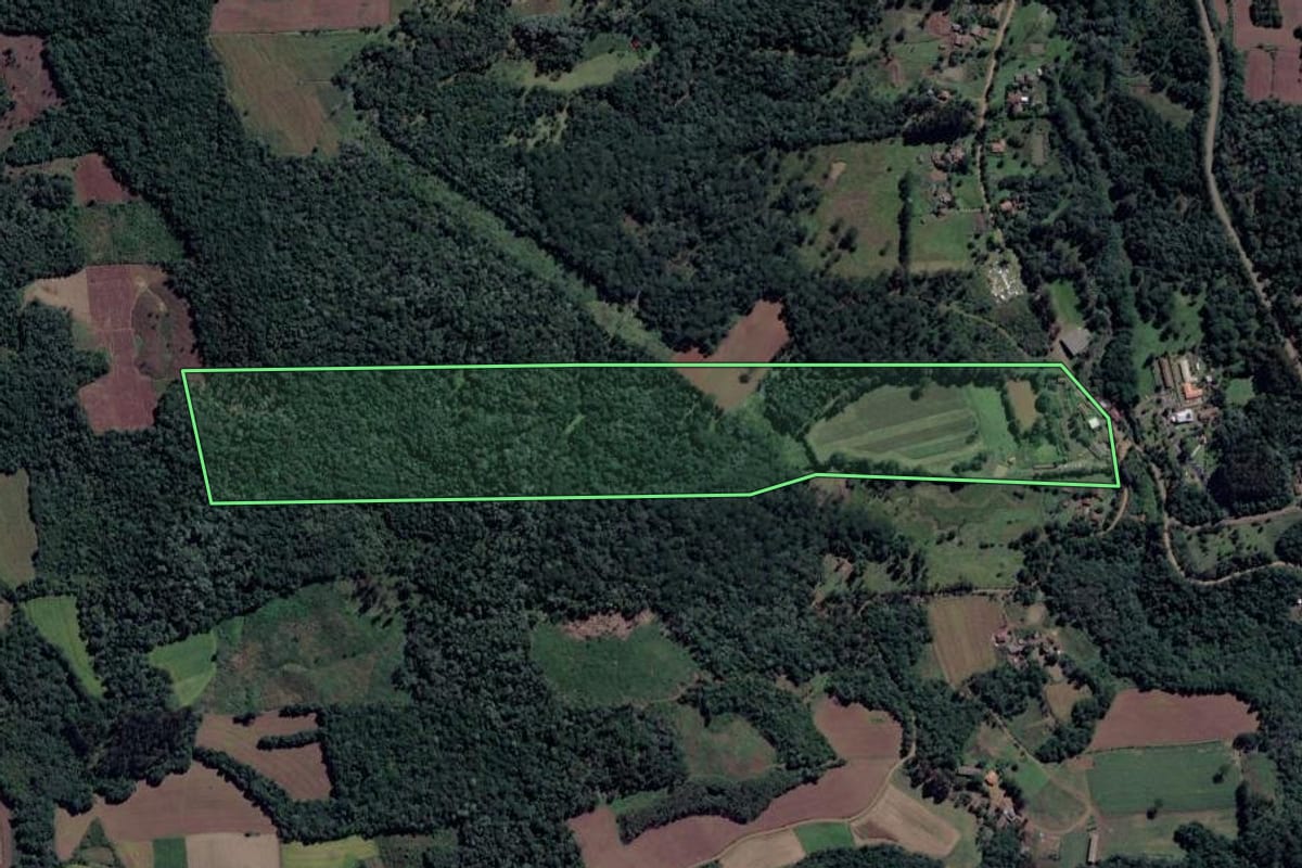 Imagem de satélite do imóvel rural em Cruz Machado (PR), com o contorno declarado no CAR desenhado por cima.
