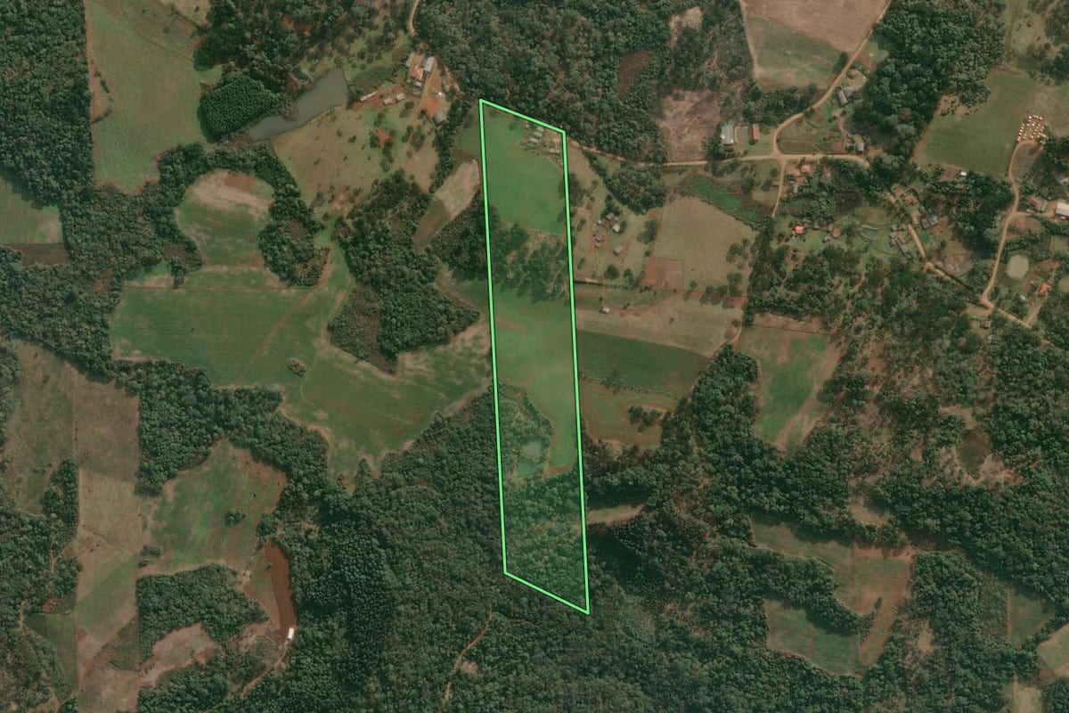 Imagem de satélite do imóvel rural em Cruz Machado (PR), com o contorno declarado no CAR desenhado por cima.