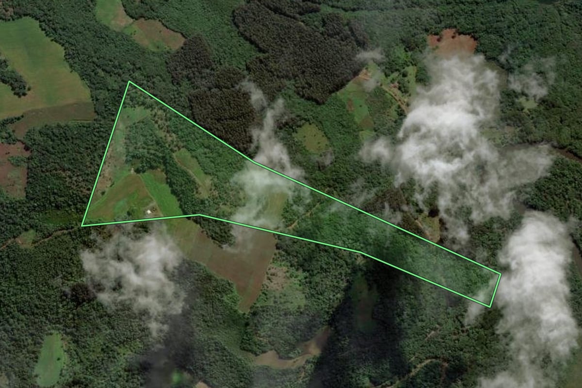 Imagem de satélite do imóvel rural em Cruz Machado (PR), com o contorno declarado no CAR desenhado por cima.