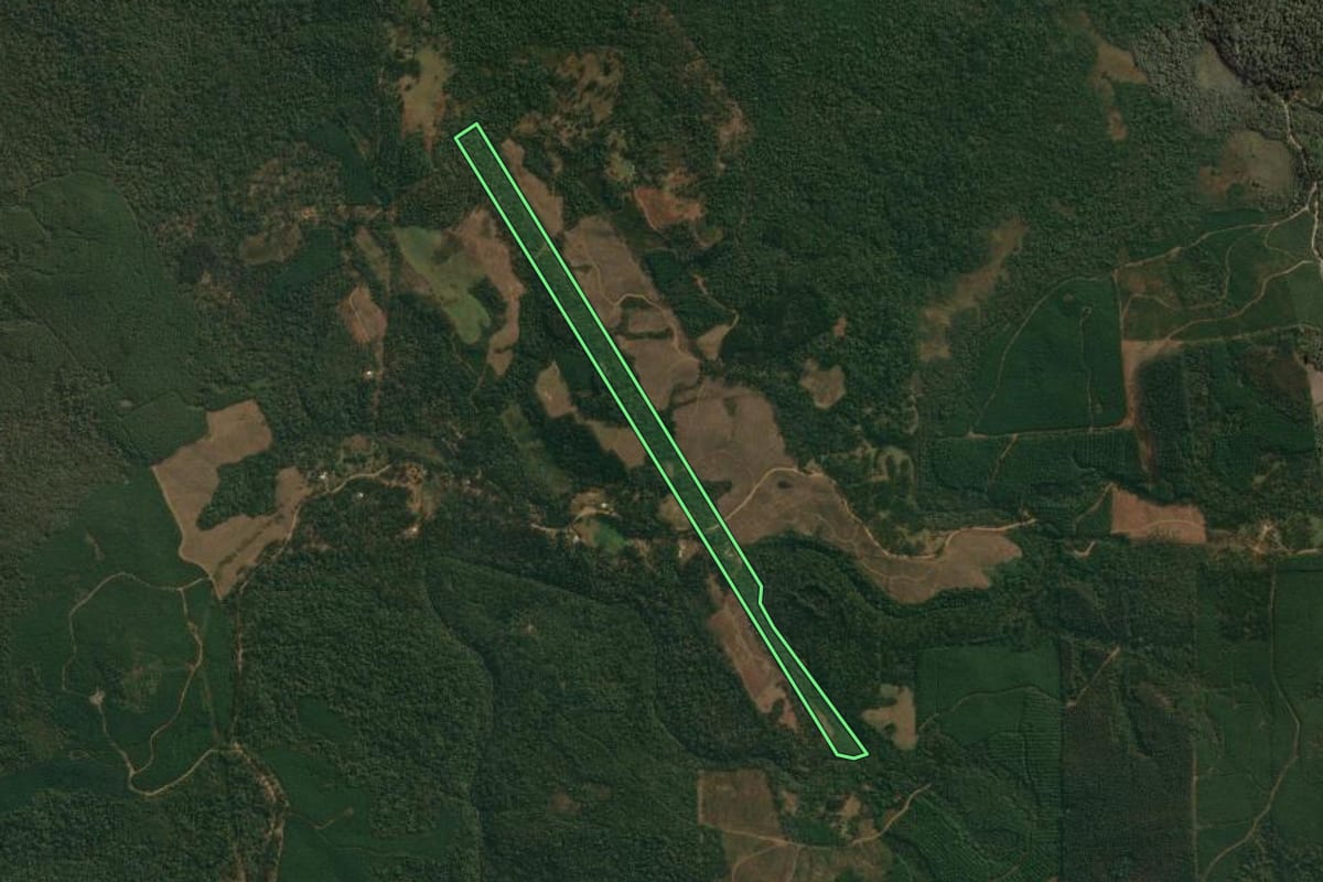 Imagem de satélite do imóvel rural em Cruz Machado (PR), com o contorno declarado no CAR desenhado por cima.