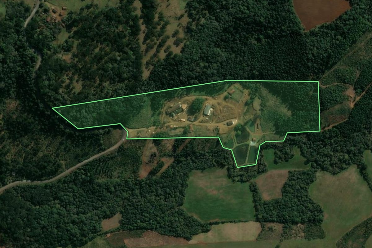 Imagem de satélite do imóvel rural em Cruz Machado (PR), com o contorno declarado no CAR desenhado por cima.