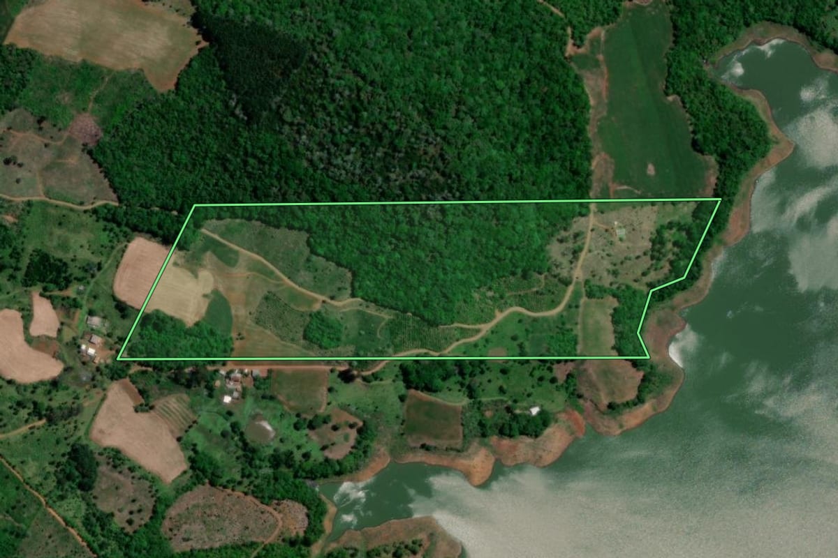 Imagem de satélite do imóvel rural em Cruz Machado (PR), com o contorno declarado no CAR desenhado por cima.