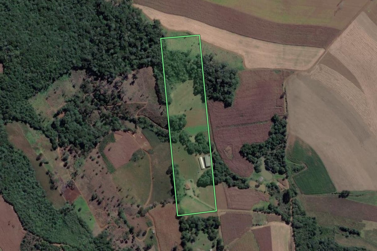 Imagem de satélite do imóvel rural em Cruz Machado (PR), com o contorno declarado no CAR desenhado por cima.