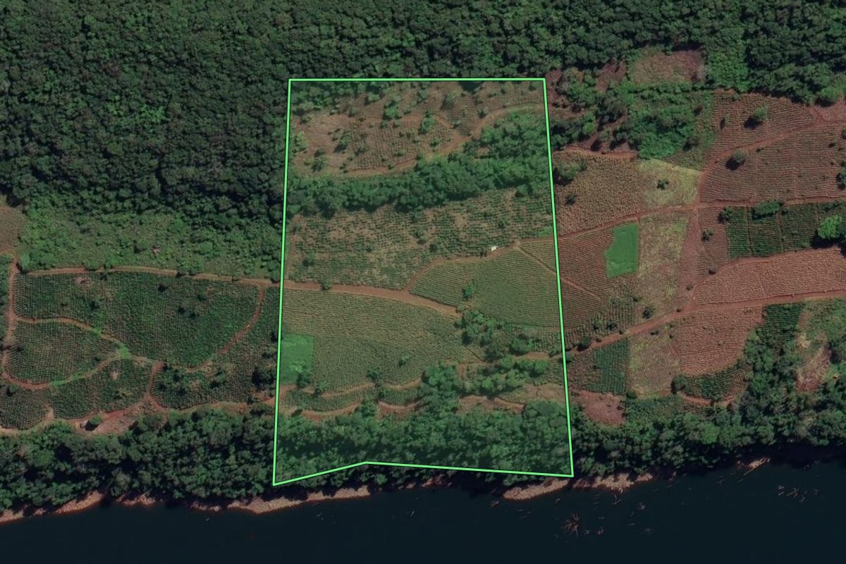 Imagem de satélite do imóvel rural em Cruz Machado (PR), com o contorno declarado no CAR desenhado por cima.