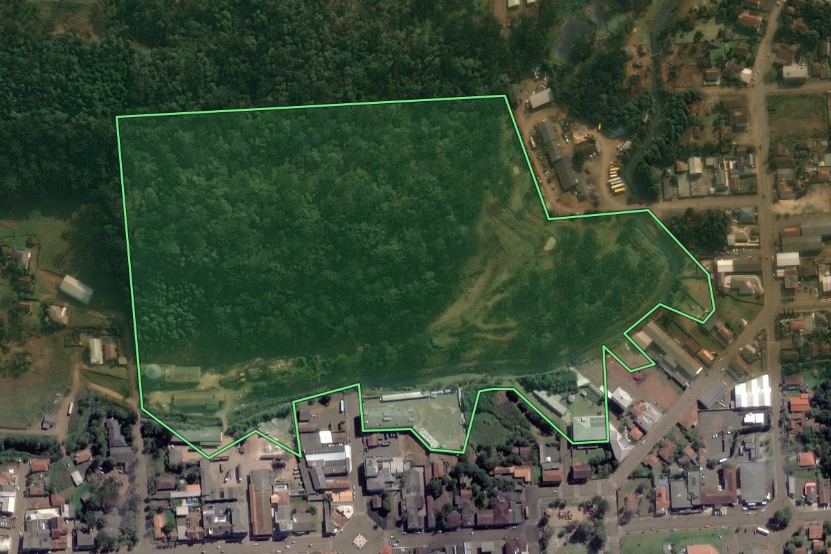 Imagem de satélite do imóvel rural em Cruz Machado (PR), com o contorno declarado no CAR desenhado por cima.
