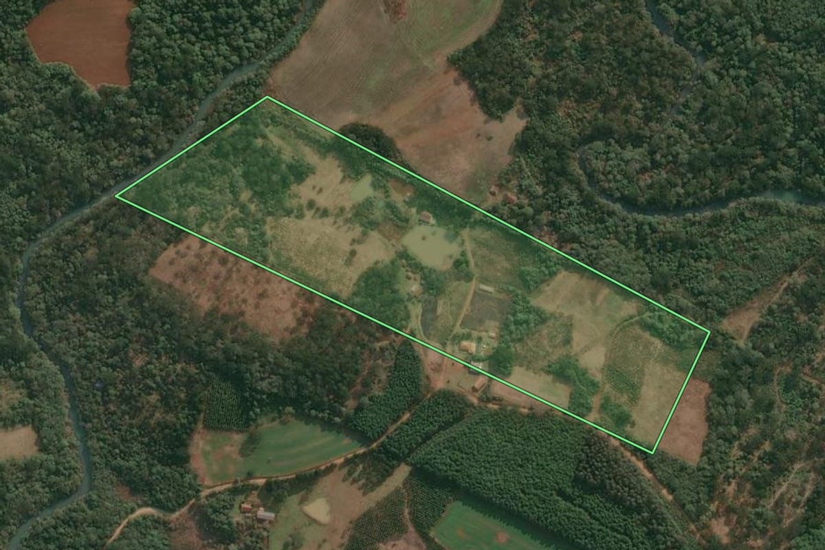 Imagem de satélite do imóvel rural em Cruz Machado (PR), com o contorno declarado no CAR desenhado por cima.