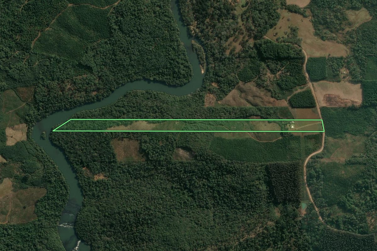 Imagem de satélite do imóvel rural em Cruz Machado (PR), com o contorno declarado no CAR desenhado por cima.