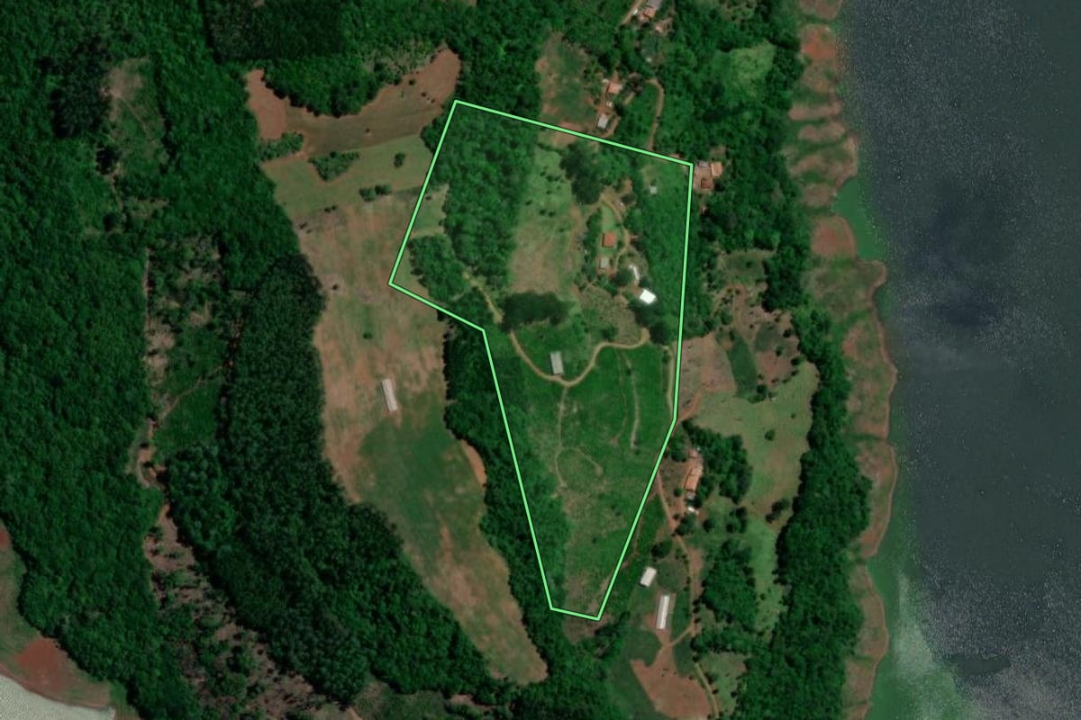 Imagem de satélite do imóvel rural em Cruz Machado (PR), com o contorno declarado no CAR desenhado por cima.