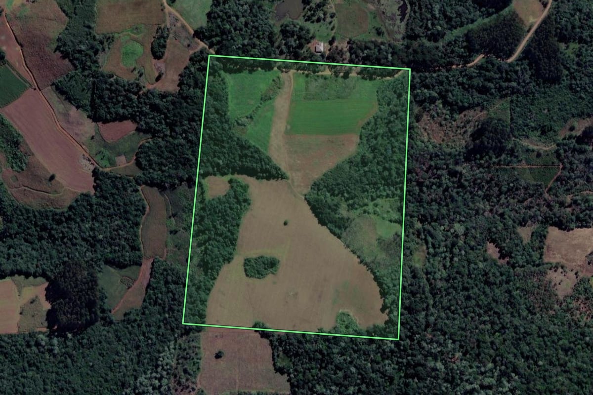 Imagem de satélite do imóvel rural em Cruz Machado (PR), com o contorno declarado no CAR desenhado por cima.