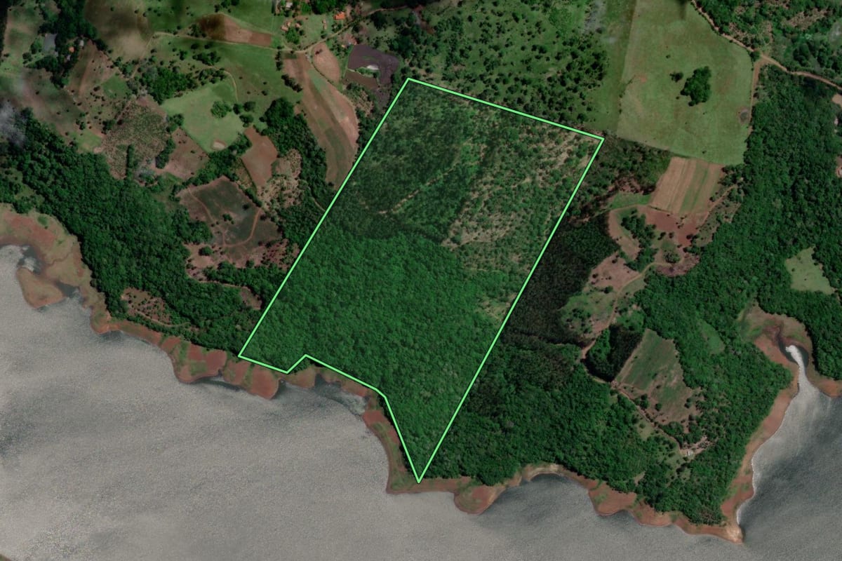 Imagem de satélite do imóvel rural em Cruz Machado (PR), com o contorno declarado no CAR desenhado por cima.