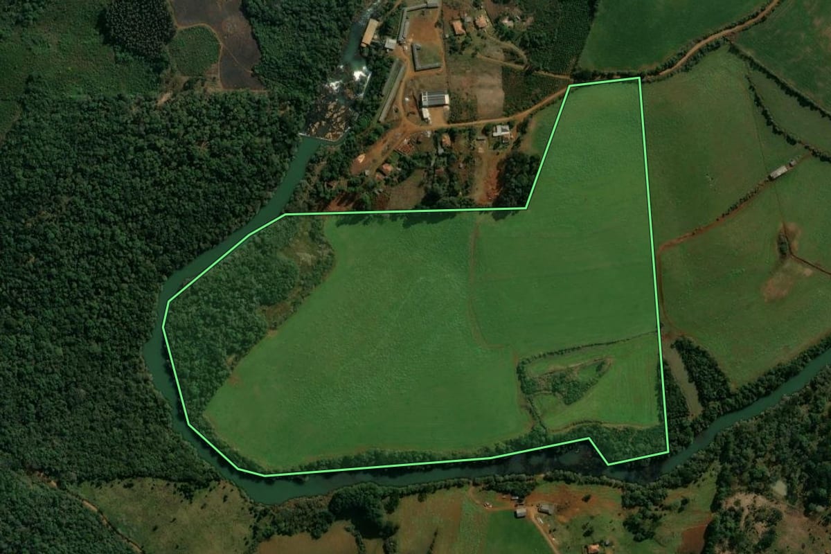 Imagem de satélite do imóvel rural em Cruz Machado (PR), com o contorno declarado no CAR desenhado por cima.