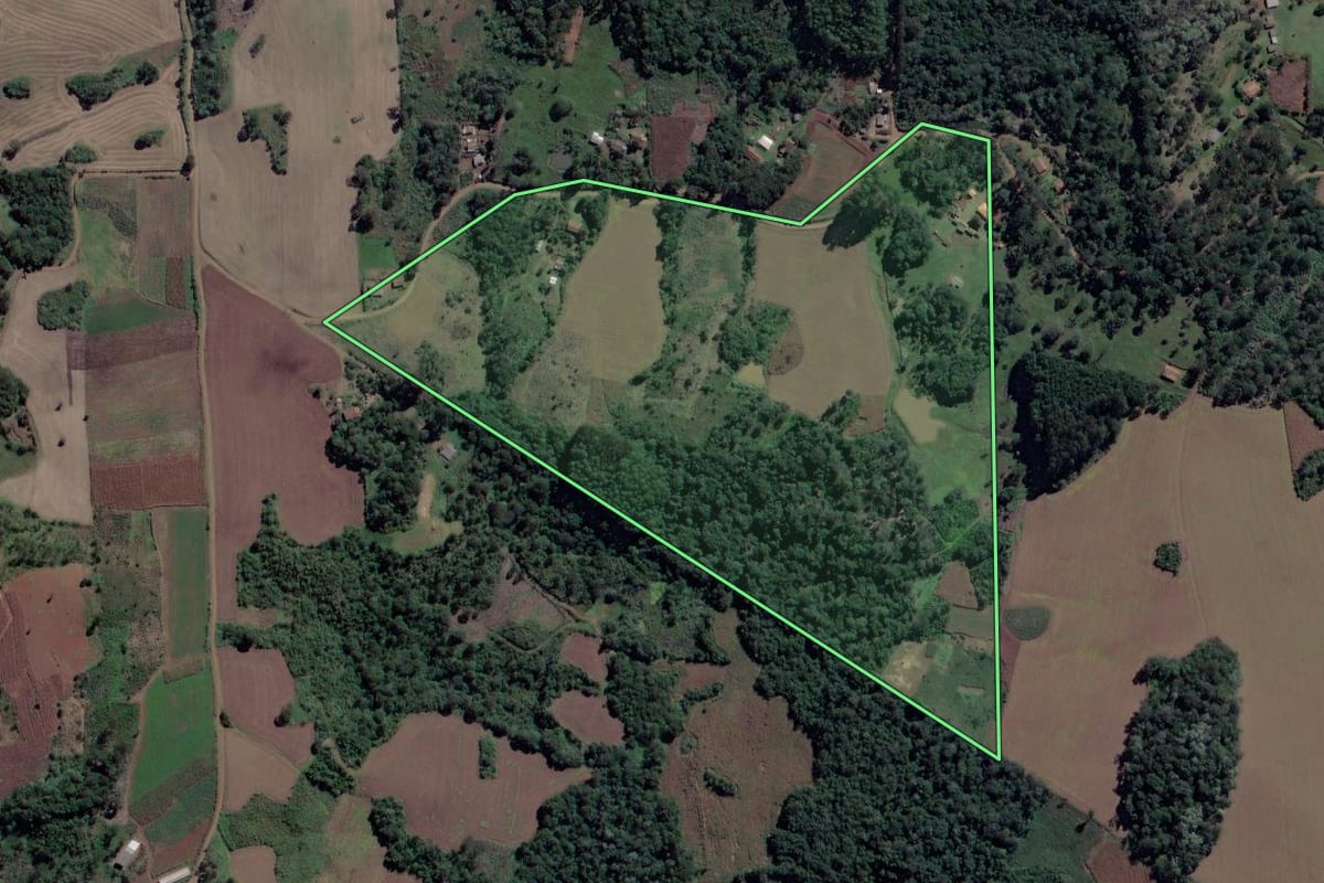 Imagem de satélite do imóvel rural em Cruz Machado (PR), com o contorno declarado no CAR desenhado por cima.