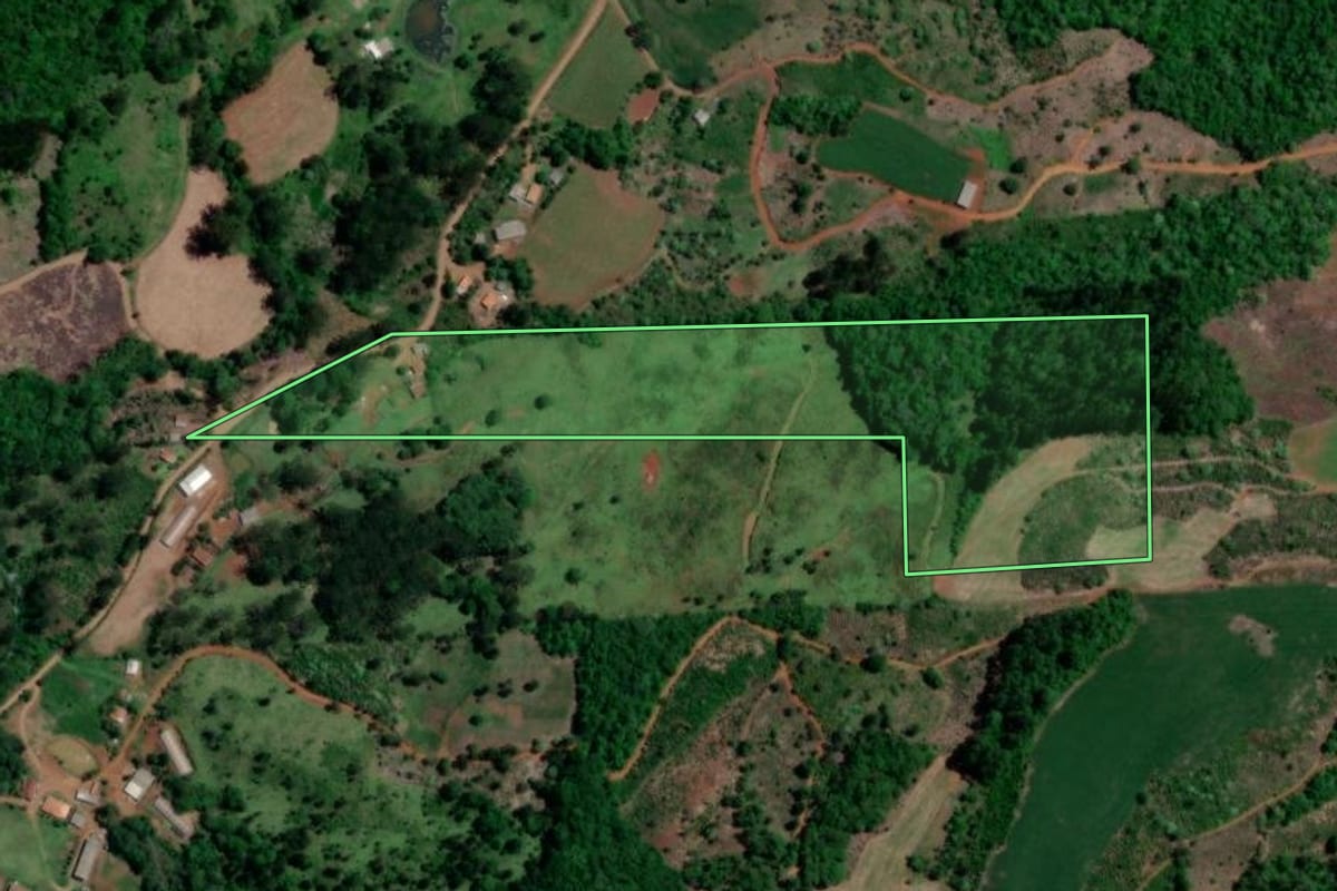 Imagem de satélite do imóvel rural em Cruz Machado (PR), com o contorno declarado no CAR desenhado por cima.