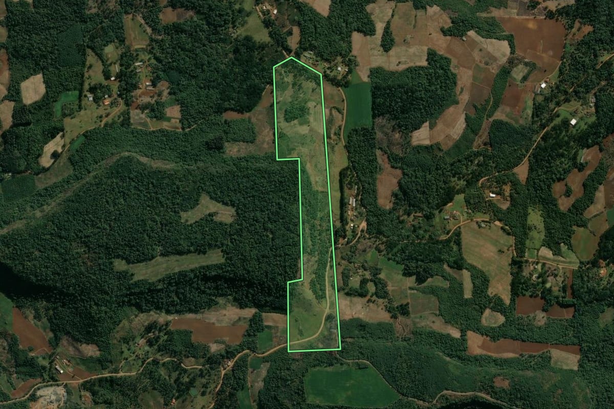 Imagem de satélite do imóvel rural em Cruz Machado (PR), com o contorno declarado no CAR desenhado por cima.