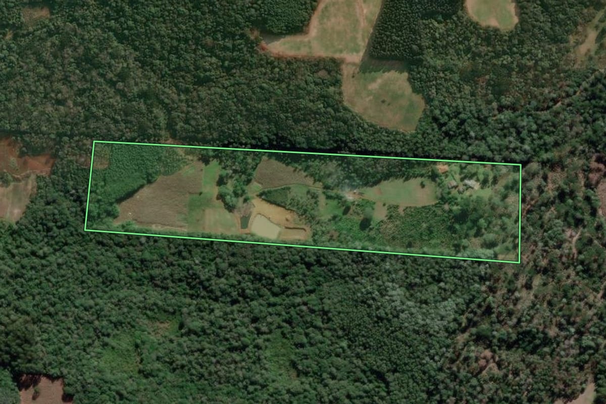 Imagem de satélite do imóvel rural em Cruz Machado (PR), com o contorno declarado no CAR desenhado por cima.