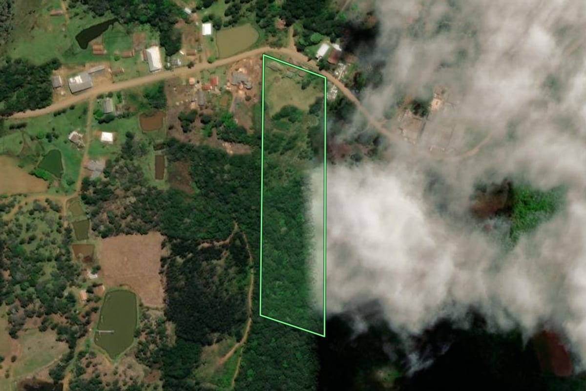 Imagem de satélite do imóvel rural em Cruz Machado (PR), com o contorno declarado no CAR desenhado por cima.