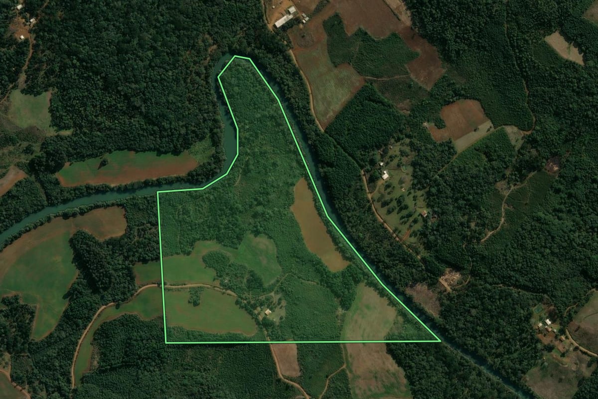 Imagem de satélite do imóvel rural em Cruz Machado (PR), com o contorno declarado no CAR desenhado por cima.