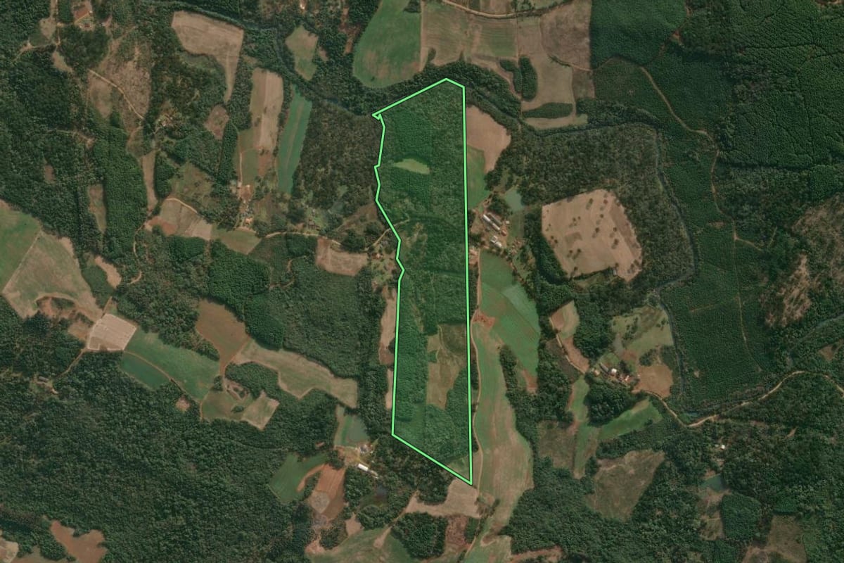 Imagem de satélite do imóvel rural em Cruz Machado (PR), com o contorno declarado no CAR desenhado por cima.