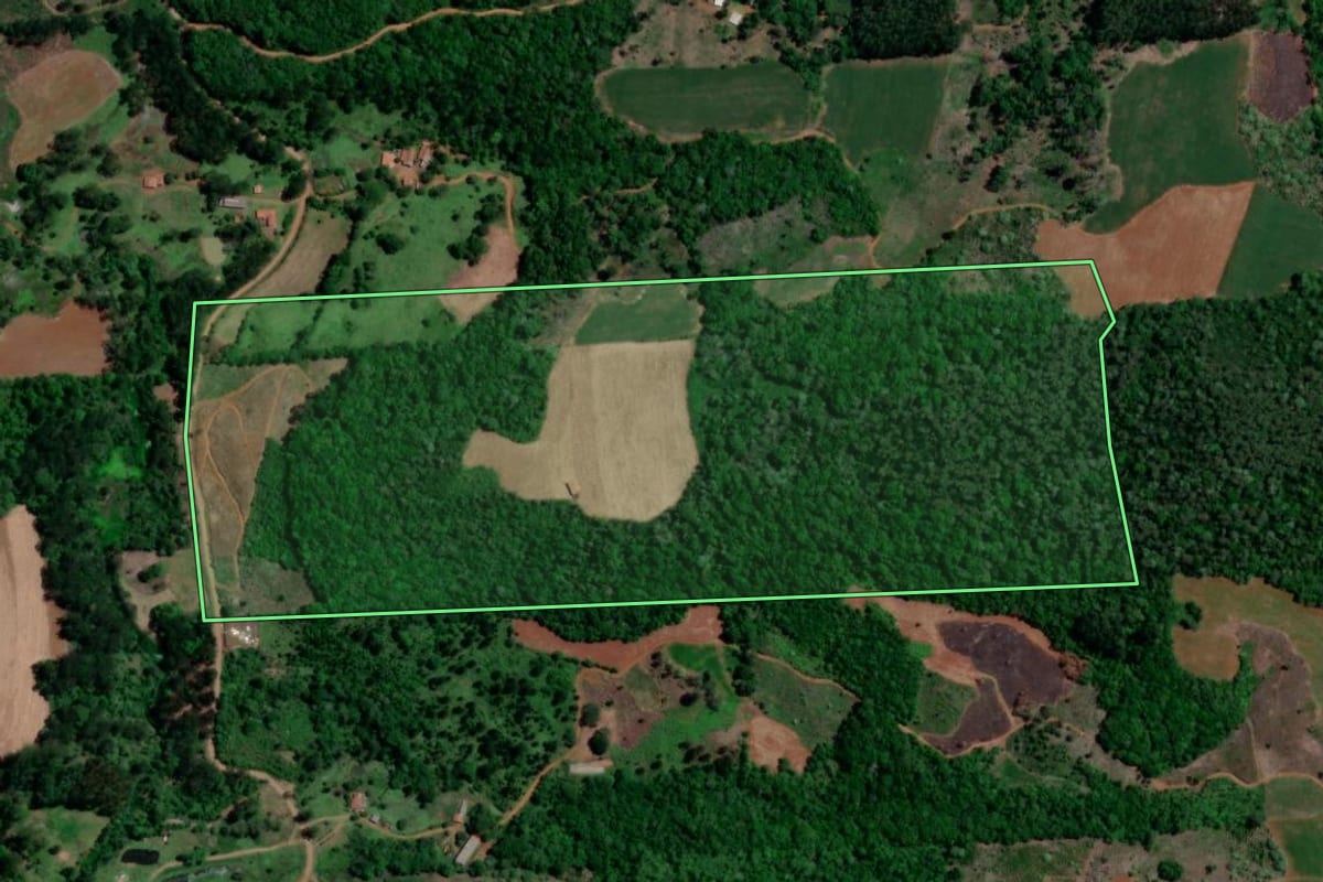 Imagem de satélite do imóvel rural em Cruz Machado (PR), com o contorno declarado no CAR desenhado por cima.