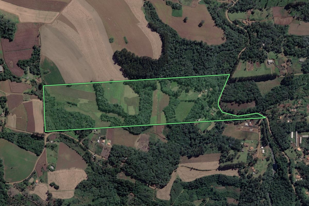 Imagem de satélite do imóvel rural em Cruz Machado (PR), com o contorno declarado no CAR desenhado por cima.
