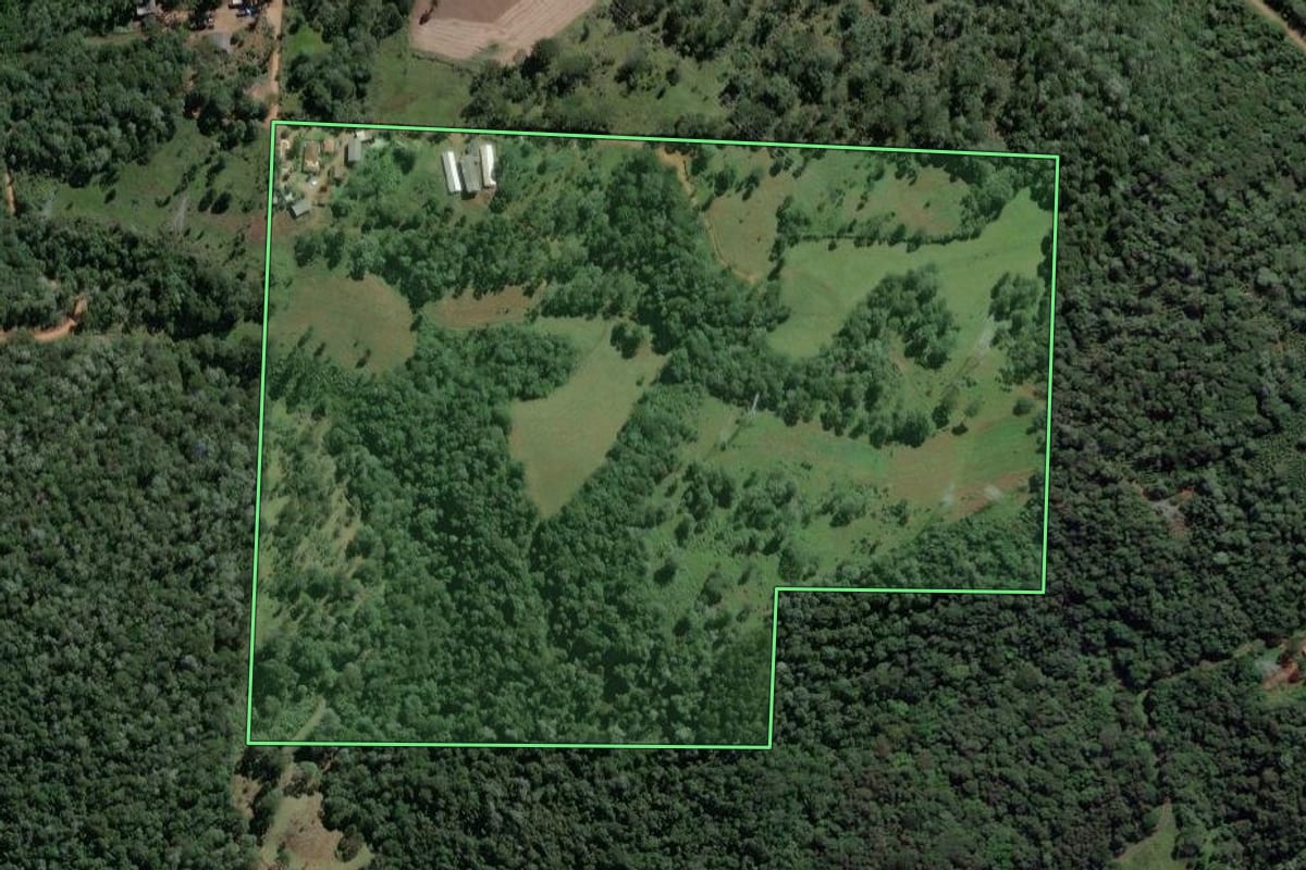 Imagem de satélite do imóvel rural em Cruz Machado (PR), com o contorno declarado no CAR desenhado por cima.